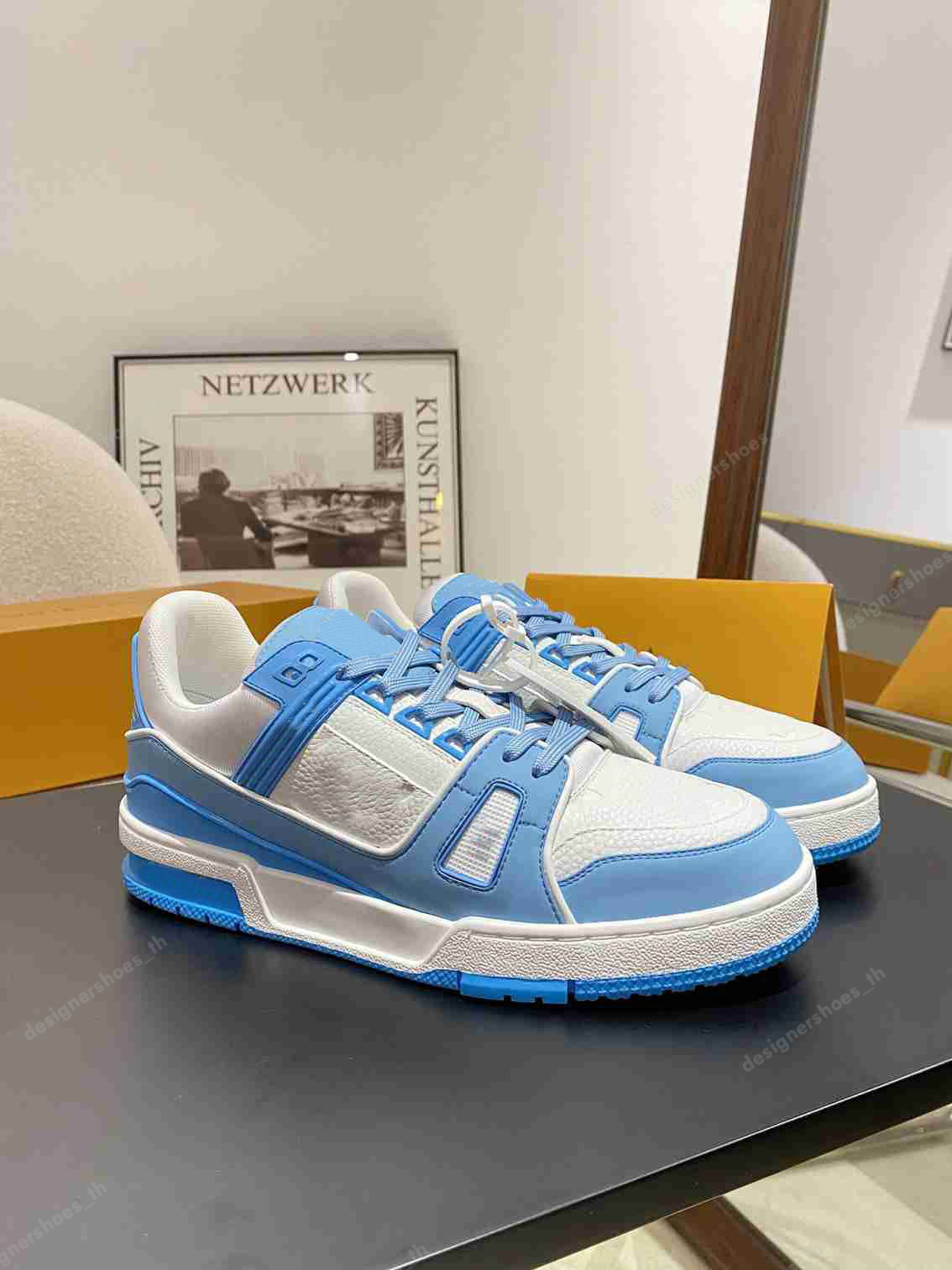 Mens Suede Calfskin Shoes Embossed Platform Sneaker Luxury Designer Sneakers Rubber Outdoor Men Women Trainers Couple Shoe Size 35-45
Mens Suede Calfskin Shoes Embossed Platform Sneaker Luxury Designer Sneakers Rubber Outdoor Men Women Trainers Couple Shoe Size 35-45