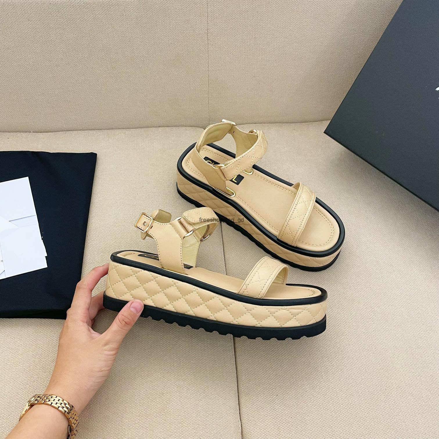 Designer Women Sandals High Quality Womens Slides Crystal Calf leather Casual shoes quilted Platform Summer Beach Slipper 35-40
Designer Women Sandals High Quality Womens Slides Crystal Calf leather Casual shoes quilted Platform Summer Beach Slipper 35-40
