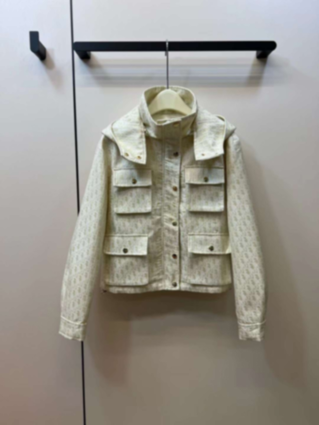 2022 Womens designer short hooded jackets autumn winter clothing gold thread jacquard letters logo ribbon decoration coat vintage fashion winter jacket, Freight difference
2022 Womens designer short hooded jackets autumn winter clothing gold thread jacquard letters logo ribbon decoration coat vintage fashion winter jacket, Freight difference