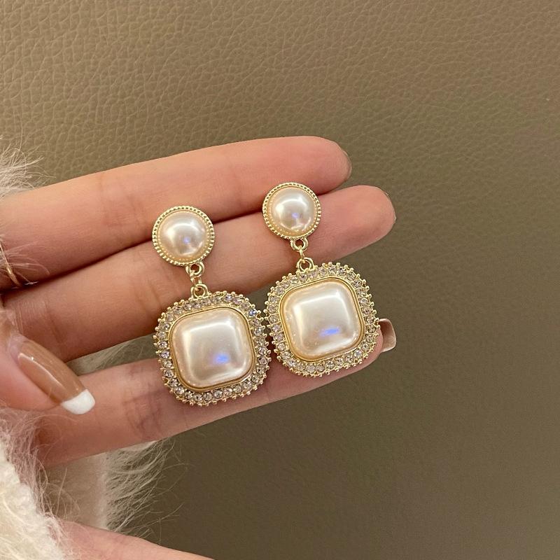 Clip-on & Screw Back Statement Elegant Big Square Shaped Pearl Clip Earrings Temperament Luxury Rhinestone Pearls Ear On No PiercingClip-on
Clip-on & Screw Back Statement Elegant Big Square Shaped Pearl Clip Earrings Temperament Luxury Rhinestone Pearls Ear On No PiercingClip-on