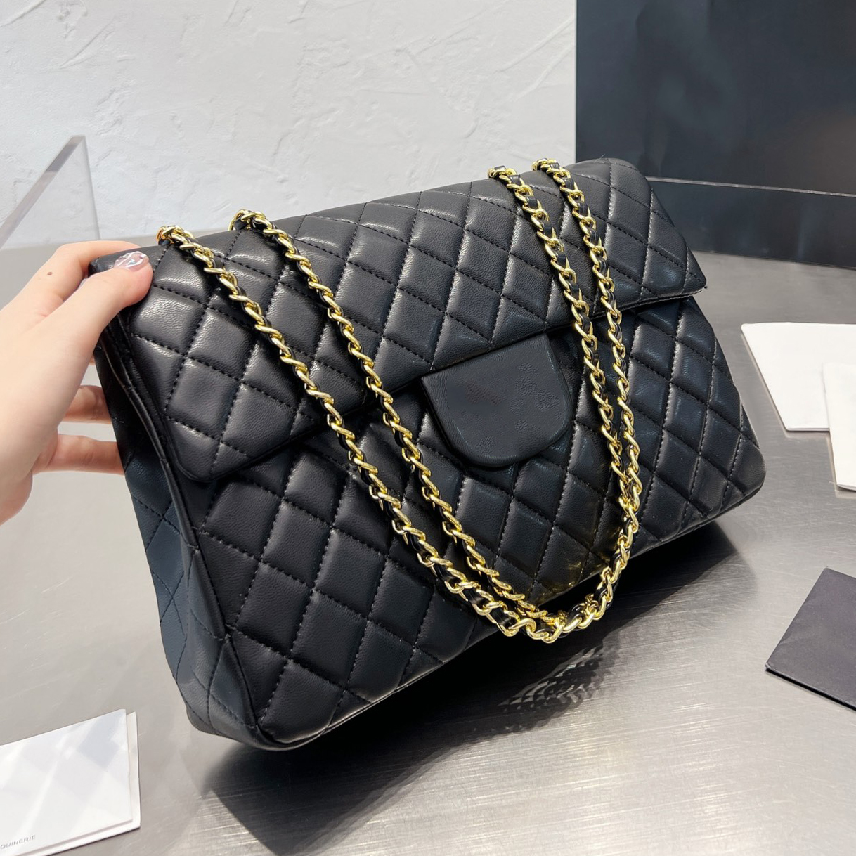 32x20CM Black Classic Quilted Vintage Flap Bag Real Leather Diamond Designer Shoulder Bag Gold Hardware Chain Large Capacity Womens Luxury Crossbody Handbags, Box
32x20CM Black Classic Quilted Vintage Flap Bag Real Leather Diamond Designer Shoulder Bag Gold Hardware Chain Large Capacity Womens Luxury Crossbody Handbags, Box