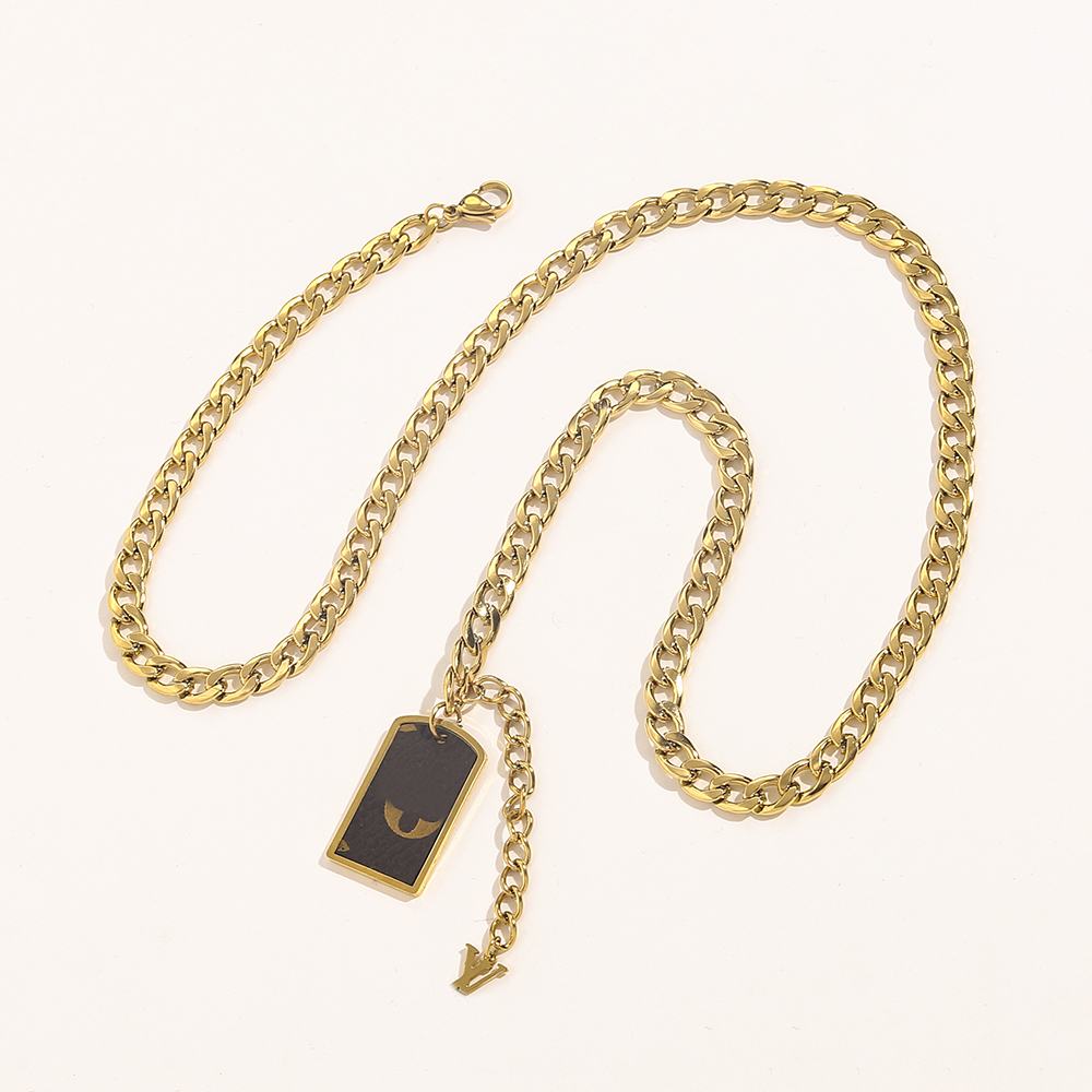 Europe America Fashion Womens Design Necklace Faux Leather 18K Gold Plated Stainless Steel Necklaces Choker Chain Letter Pendant Wedding Jewelry ZG1538
Europe America Fashion Womens Design Necklace Faux Leather 18K Gold Plated Stainless Steel Necklaces Choker Chain Letter Pendant Wedding Jewelry ZG1538