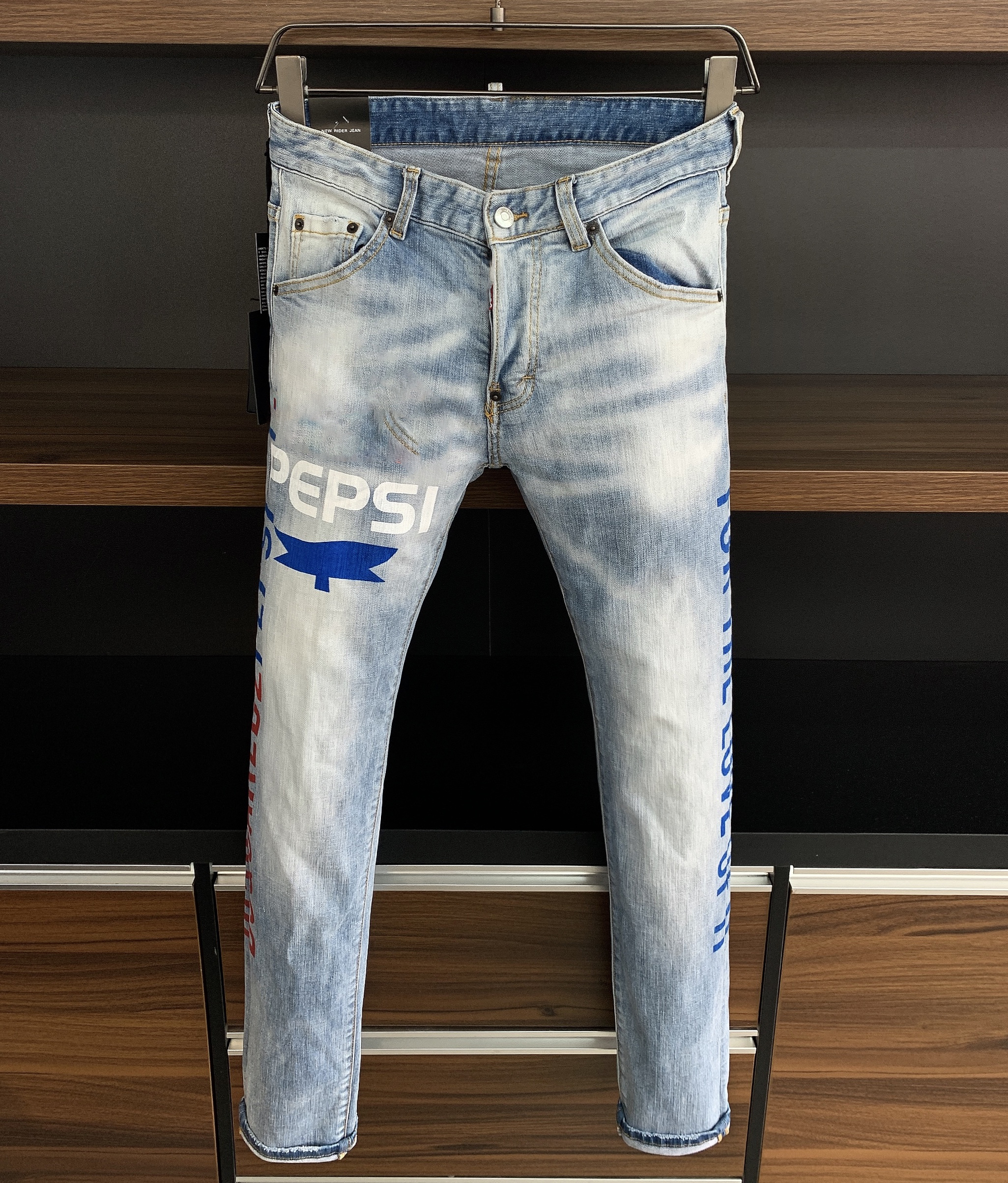 2022 New Men Jeans Hole Light Blue Dark gray Italy Brand Man Long Pants Trousers Streetwear denim Skinny Slim Straight Biker Jean for D2 Top quality 28-38 Size DSQ9803, 9605
2022 New Men Jeans Hole Light Blue Dark gray Italy Brand Man Long Pants Trousers Streetwear denim Skinny Slim Straight Biker Jean for D2 Top quality 28-38 Size DSQ9803, 9605
