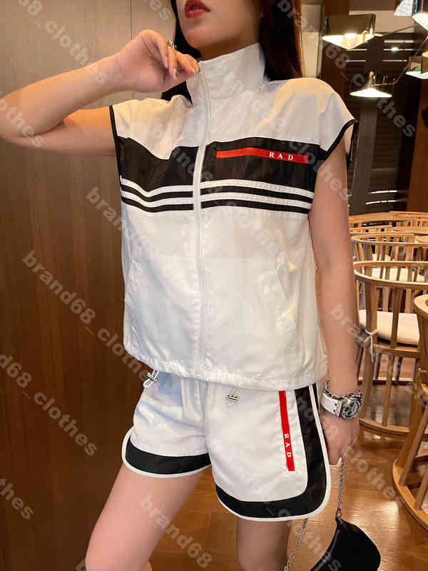 Designer Women luxury Two Piece Pants sleeveless tanks shorts sports tracksuit luxury casual zip coats pant suit logo jacket pr..da brand female Apparel a1, D..r-1
Designer Women luxury Two Piece Pants sleeveless tanks shorts sports tracksuit luxury casual zip coats pant suit logo jacket pr..da brand female Apparel a1, D..r-1