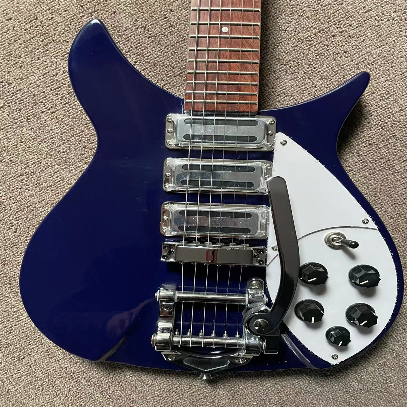 6-string electric guitar, blue paint, chrome plated hardware with vibrato, white decorative board
6-string electric guitar, blue paint, chrome plated hardware with vibrato, white decorative board