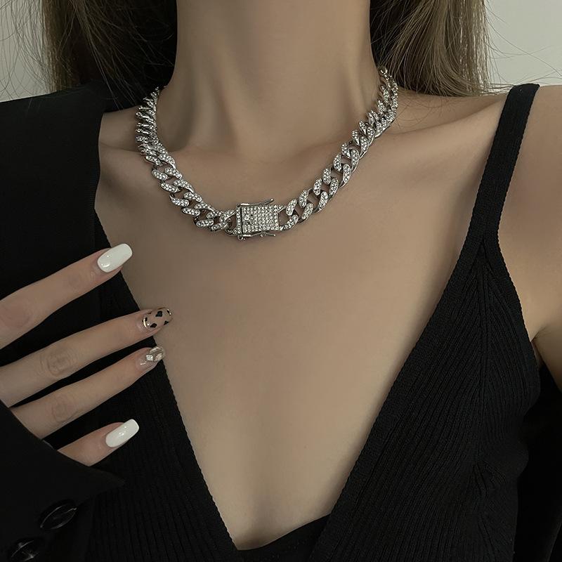 Chains Ladies Hip Hop Iced Out Bling Full Rhinestone Necklace Luxury HipHop Fashion Glamour Miami Cuban Chain Jewelry Gift NecklaceChains
Chains Ladies Hip Hop Iced Out Bling Full Rhinestone Necklace Luxury HipHop Fashion Glamour Miami Cuban Chain Jewelry Gift NecklaceChains
