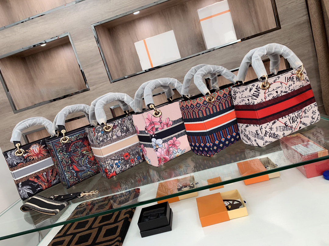 Shoulder Bags Fashion Elegant Luxurys Lady Bag Handbags Gentle Temperament Appliques Colorful Ethnic Wind Diana Classic Famous Designers Handbag Cross Body, Style z
Shoulder Bags Fashion Elegant Luxurys Lady Bag Handbags Gentle Temperament Appliques Colorful Ethnic Wind Diana Classic Famous Designers Handbag Cross Body, Style z