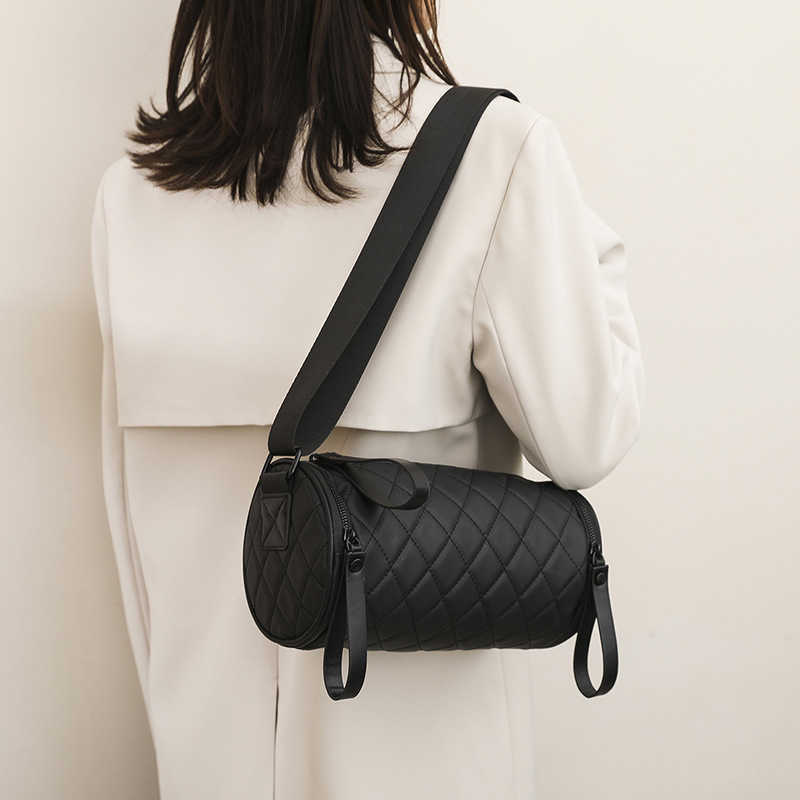 happy_buy_bag 2022 new Lingge single shoulder cylinder bag women's saddle commuting simple bag women's fashion wide shoulder belt trend messenger bag, Black
happy_buy_bag 2022 new Lingge single shoulder cylinder bag women's saddle commuting simple bag women's fashion wide shoulder belt trend messenger bag, Black