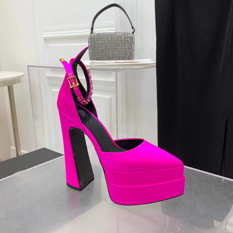 Medusa Aevitas Rose red Juno Crystal-Embellished shoes satin Pointed toe platform Pumps chunky high Heels sandals women's Luxury Designers Evening Dress shoe
Medusa Aevitas Rose red Juno Crystal-Embellished shoes satin Pointed toe platform Pumps chunky high Heels sandals women's Luxury Designers Evening Dress shoe