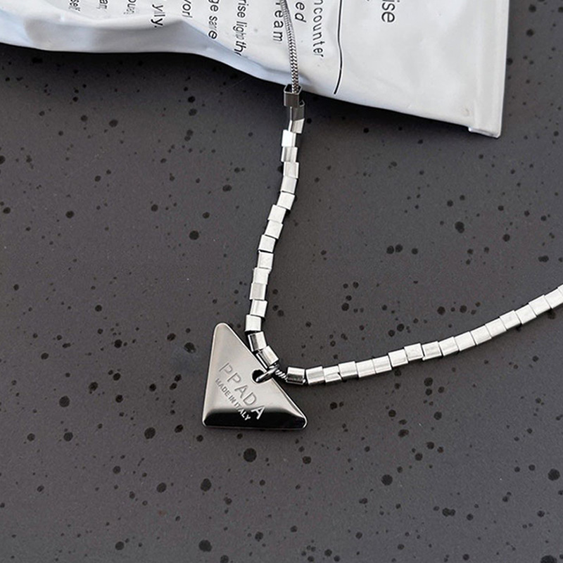 2022 Classic Triangle Design Pendant Necklace Letter Engraving Cold Wind Ladies Jewelry Hip Hop Punk Send Relatives and Friends to Lovers Not Fading Party
2022 Classic Triangle Design Pendant Necklace Letter Engraving Cold Wind Ladies Jewelry Hip Hop Punk Send Relatives and Friends to Lovers Not Fading Party