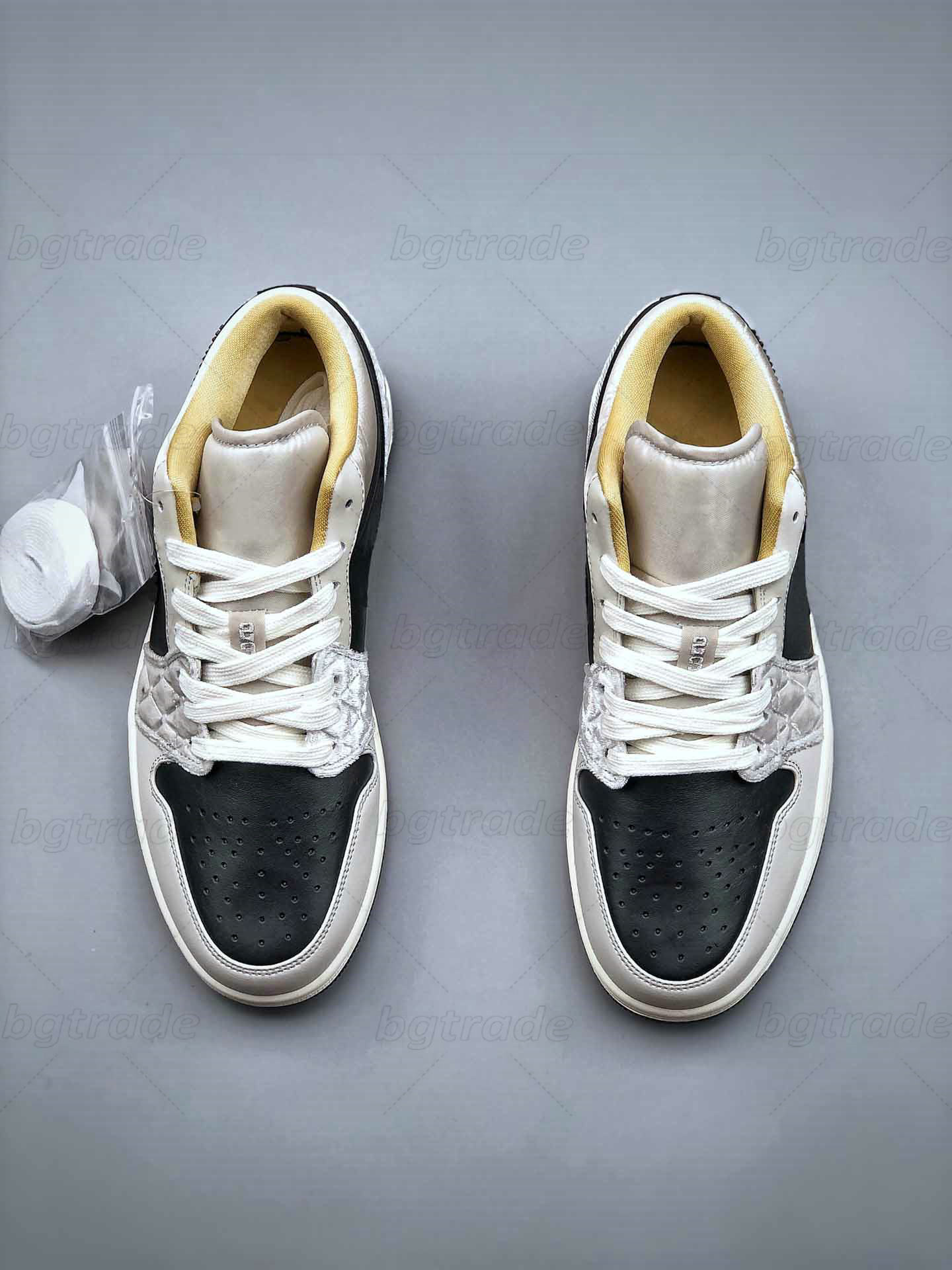 Low Classic Retro Casual Basketable Shoes Leather Satin Iridescent Beaded Runner Sneakers Jumpmen 1 Womens Mens Designer Sports Shoes
Low Classic Retro Casual Basketable Shoes Leather Satin Iridescent Beaded Runner Sneakers Jumpmen 1 Womens Mens Designer Sports Shoes