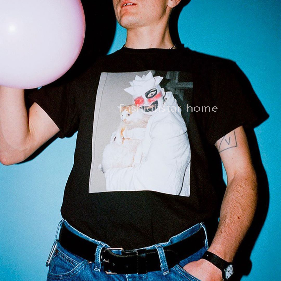 20SS Leigh Bowery Tee Summer Artist Limited Clown Box High End Designer Street T-shirts Breathable Fashion Casual Men Women Youth Solid Simple Short Sleeve TJAMTX129, Black
20SS Leigh Bowery Tee Summer Artist Limited Clown Box High End Designer Street T-shirts Breathable Fashion Casual Men Women Youth Solid Simple Short Sleeve TJAMTX129, Black