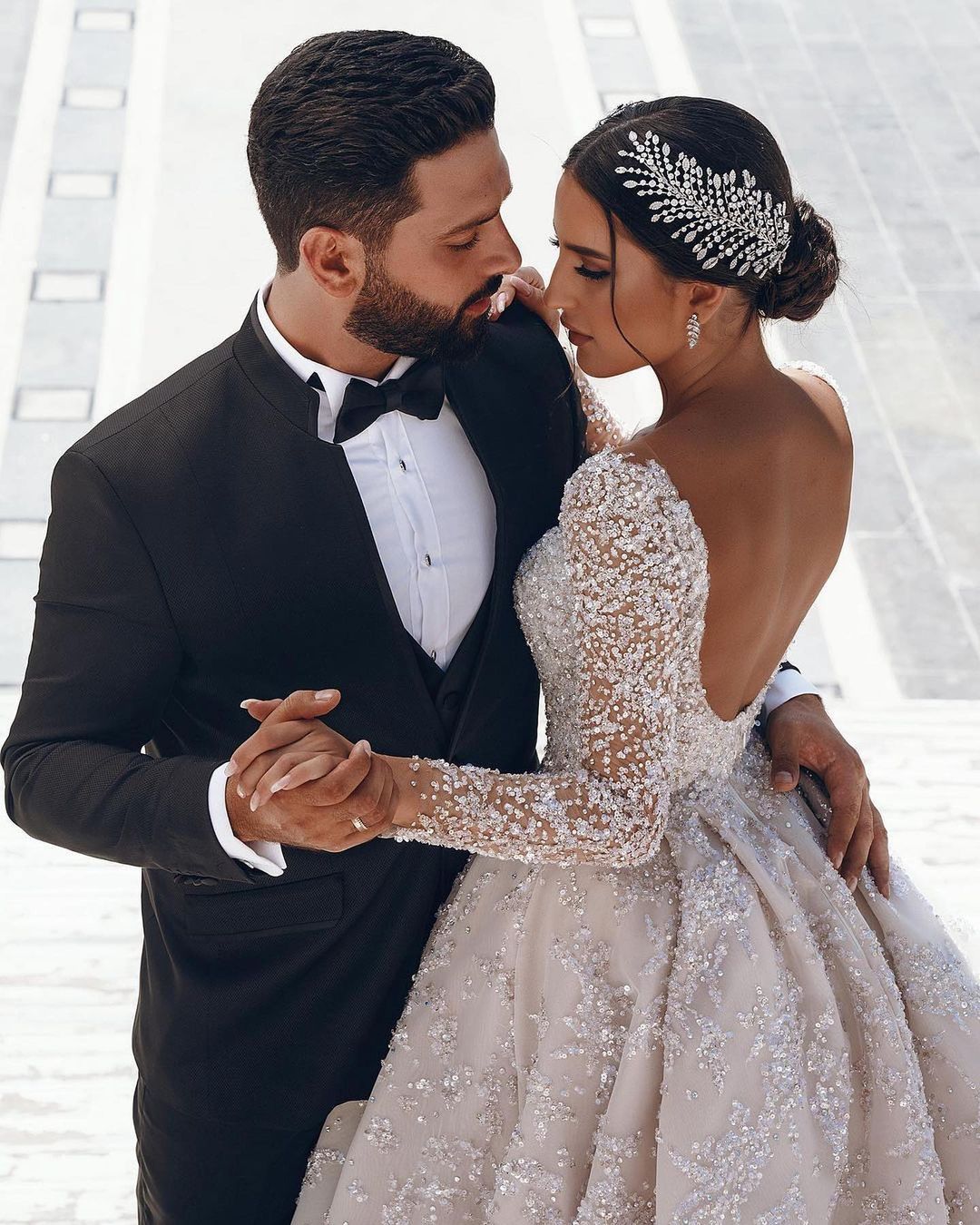 Luxurious Ball Gown Wedding Dresses Sexy Strapless Lace Long Sleeves V Neck Beads Sequins Appliques Diamonds Arabic Bridal Gowns Ruffles Backless Vint