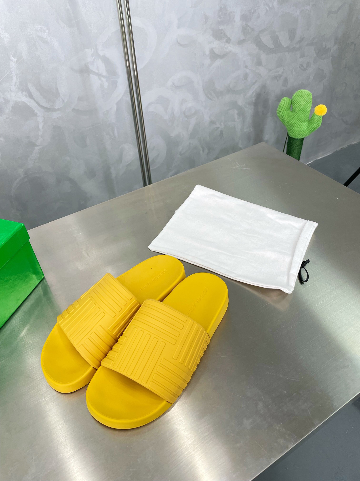 Summer Women Men Slippers Embossed Rubber Slides Sandals Green Black White Designer Luxury Casual Shoes, Color 1
Summer Women Men Slippers Embossed Rubber Slides Sandals Green Black White Designer Luxury Casual Shoes, Color 1