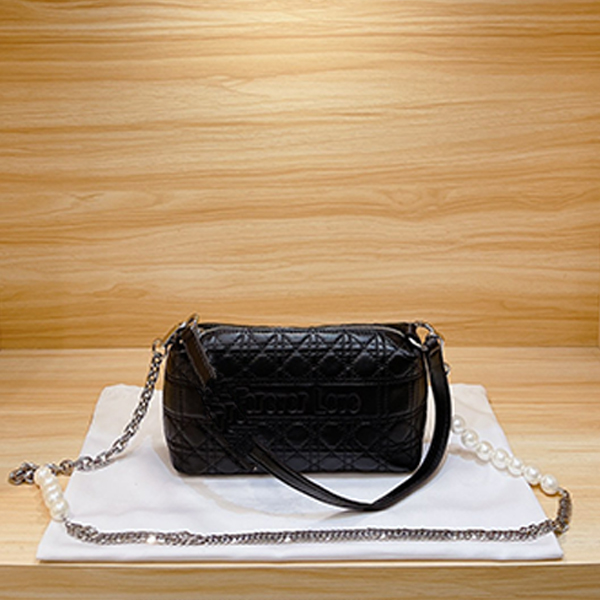 Top quality Shining Small square bag Portable Cowhide letter Pearl chain dinner bag Diamond Bags water glittering billing full Messenger shoulder Nightclub a, White
Top quality Shining Small square bag Portable Cowhide letter Pearl chain dinner bag Diamond Bags water glittering billing full Messenger shoulder Nightclub a, White
