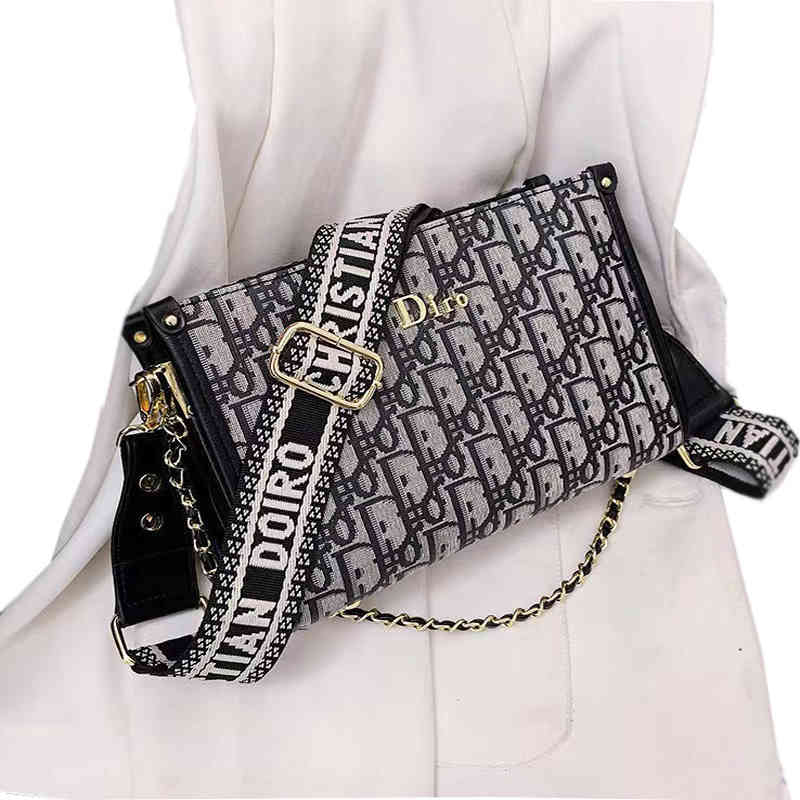 Fashion Women's Bag large capacity one shoulder versatile Messenger Bags For Women Black Ladies Chain Handbags
Fashion Women's Bag large capacity one shoulder versatile Messenger Bags For Women Black Ladies Chain Handbags