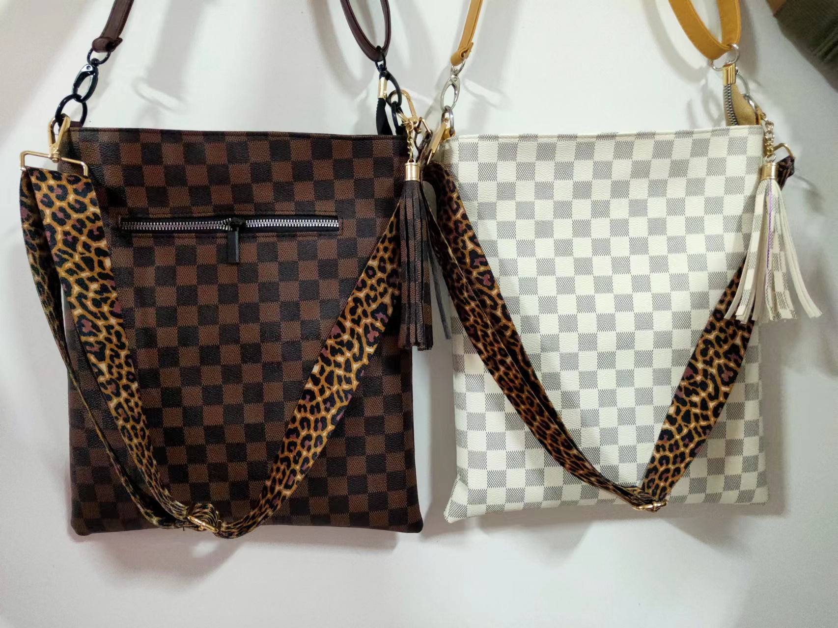 2022 New Men Leather Messenger Bags Luxury Shoulder Bag Make up Bag Designer Women Handbag Tote boys girls wallets taotao168, As photo number
2022 New Men Leather Messenger Bags Luxury Shoulder Bag Make up Bag Designer Women Handbag Tote boys girls wallets taotao168, As photo number