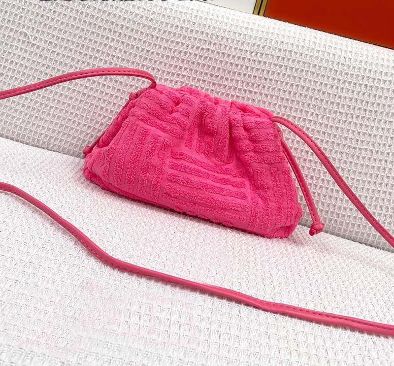5A hand holding cloud bag High quality Handbags Women's luxury designer soft handbag crossbody B V bags Clutch Purse, Green
5A hand holding cloud bag High quality Handbags Women's luxury designer soft handbag crossbody B V bags Clutch Purse, Green