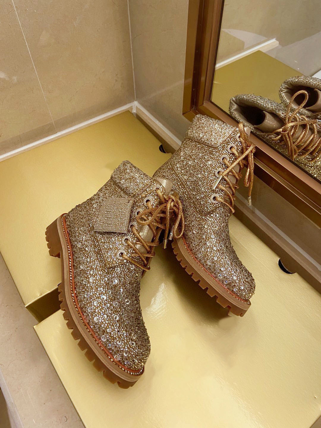 Fashion-High quality women's Martin boots full diamond upper glittering big tooth rubber sole size 35-41, Gold
Fashion-High quality women's Martin boots full diamond upper glittering big tooth rubber sole size 35-41, Gold