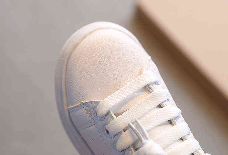 2022 Spring New Children Fashion Soft White Boys Sports Shoes Korean Style Students Lace-up Light Sneakers for Girls Versatile Y220510
