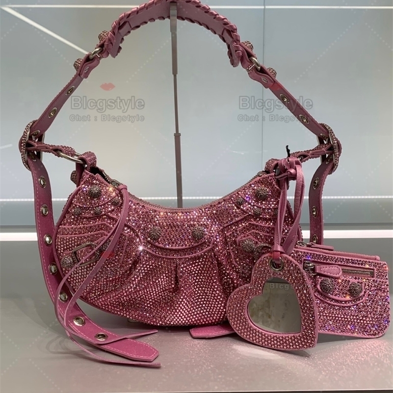 Le Designer Balencaigass Lecagoles Bags cagole full diamond half moon dumplings motorcycle Bag Messenger Handbag, Pink full drill xs limited
Le Designer Balencaigass Lecagoles Bags cagole full diamond half moon dumplings motorcycle Bag Messenger Handbag, Pink full drill xs limited