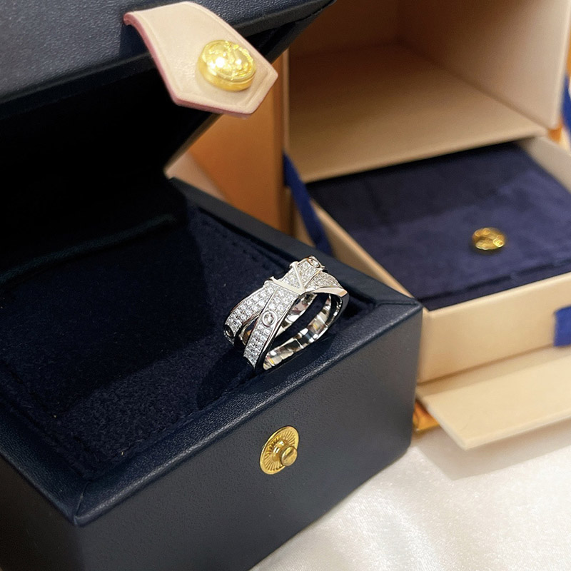 Women Designer Ring Diamond Ring Moissanite Love Rings Luxury Jewelry 925 Silver Engagement Wedding Cross Rings For Lovers Gift Nice Box
Women Designer Ring Diamond Ring Moissanite Love Rings Luxury Jewelry 925 Silver Engagement Wedding Cross Rings For Lovers Gift Nice Box