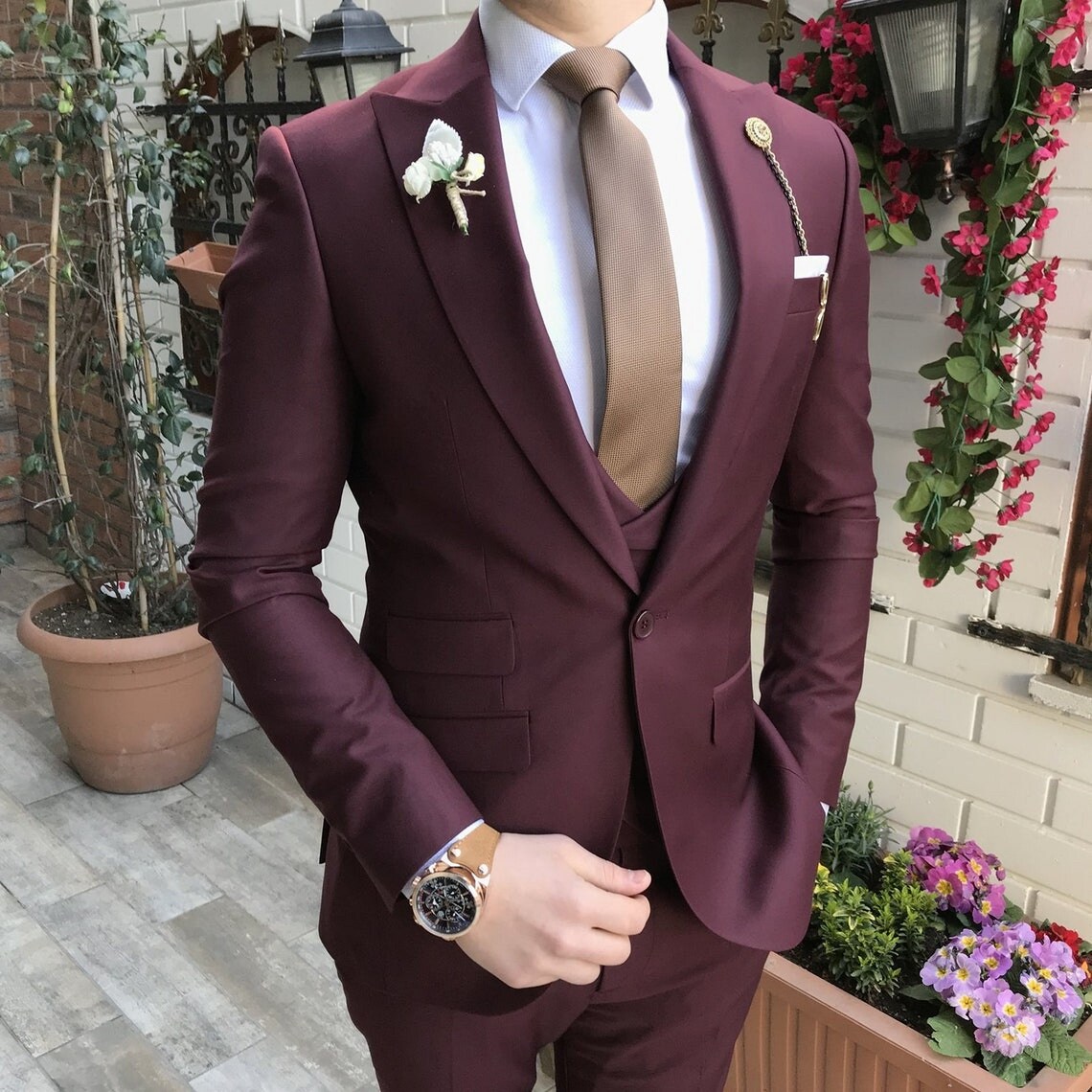 Burgundy Mens Wedding Tuxedos Peaked Lapel One Button Slim Fit Groom Wear 2 Piece Handome Groomsmen Dinner Prom Evening Party Blazer Jacket Pants