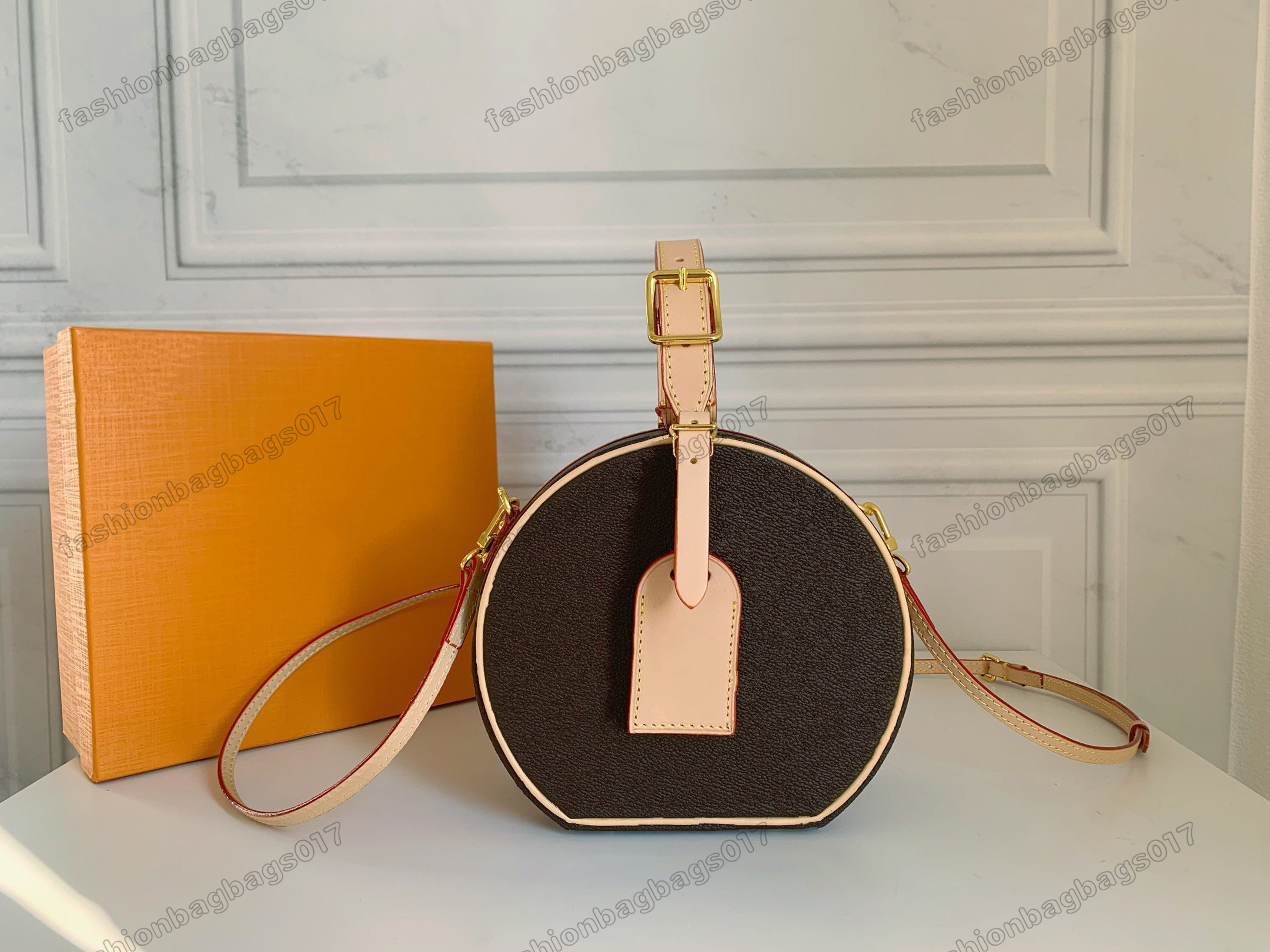 M43514 PETITE BOITE CHAPEAU Iconic Hatbox Day-to-evening Bag Coated Monograms Canvas Handle Bag Golden Metal Hasp Designers Luxurys Cross Body
M43514 PETITE BOITE CHAPEAU Iconic Hatbox Day-to-evening Bag Coated Monograms Canvas Handle Bag Golden Metal Hasp Designers Luxurys Cross Body