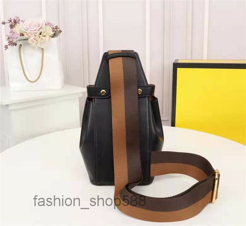 Latest Updated Top Quality Guitar bags Unisex Fashion Chest bag Brown Leather Music Tools Wais
Latest Updated Top Quality Guitar bags Unisex Fashion Chest bag Brown Leather Music Tools Wais