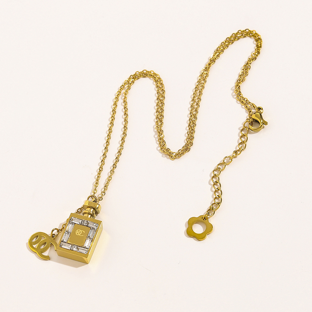 Luxury Fashion Women Designer Letter Pendants Necklace Choker Chain Crystal 18K Gold Plated Stainless Steel Necklaces Statement Wedding Jewelry ZG1697
Luxury Fashion Women Designer Letter Pendants Necklace Choker Chain Crystal 18K Gold Plated Stainless Steel Necklaces Statement Wedding Jewelry ZG1697