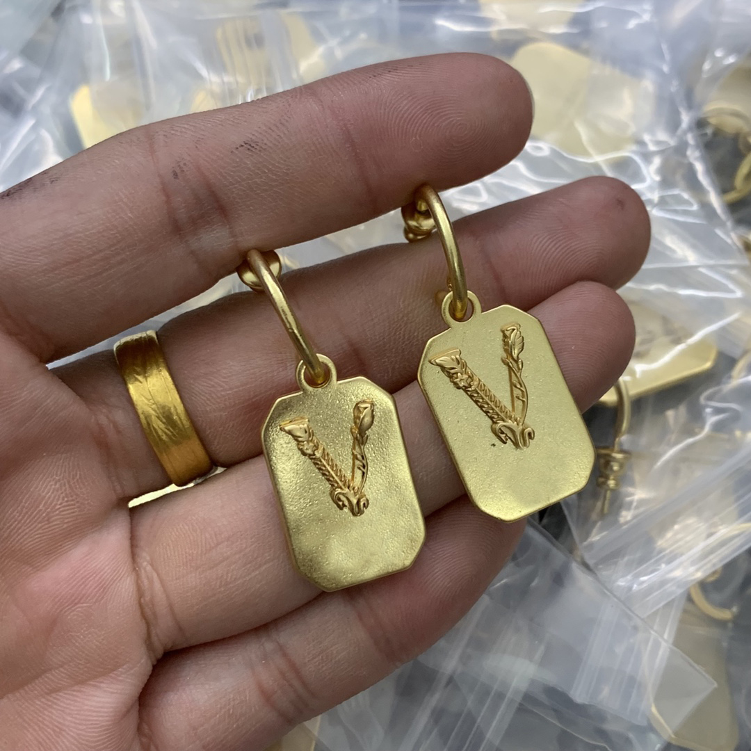 22ss 20style 18K Gold Plated Brass Letter Hoop Ear Stud Long Dangle Copper Earrings High Quality Crystal Circle Wedding Party Jewelry Accessories
22ss 20style 18K Gold Plated Brass Letter Hoop Ear Stud Long Dangle Copper Earrings High Quality Crystal Circle Wedding Party Jewelry Accessories