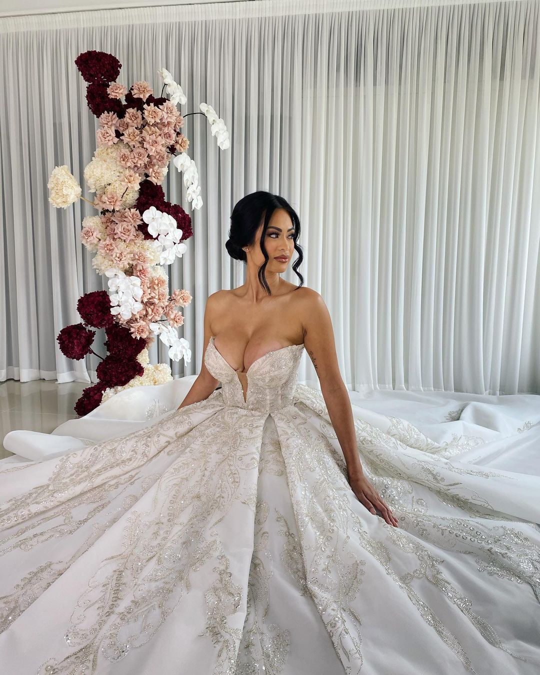 Modest Ball Gown Wedding Dress Puffy Bling Sequins Appliques High Neck Bridal Gowns Custom Dubai Bride Dresses