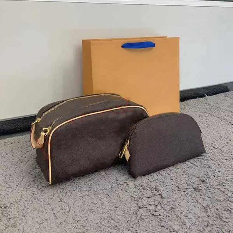 High Quality KING SIZE TOILETRY BAGS Mens Extra Large Wash Bag Cosmetic Toilet Pouch Womens Beauty Makeup Case Pochette handbags Double Zippy Kits M47528, Brown flowers 47515
High Quality KING SIZE TOILETRY BAGS Mens Extra Large Wash Bag Cosmetic Toilet Pouch Womens Beauty Makeup Case Pochette handbags Double Zippy Kits M47528, Brown flowers 47515