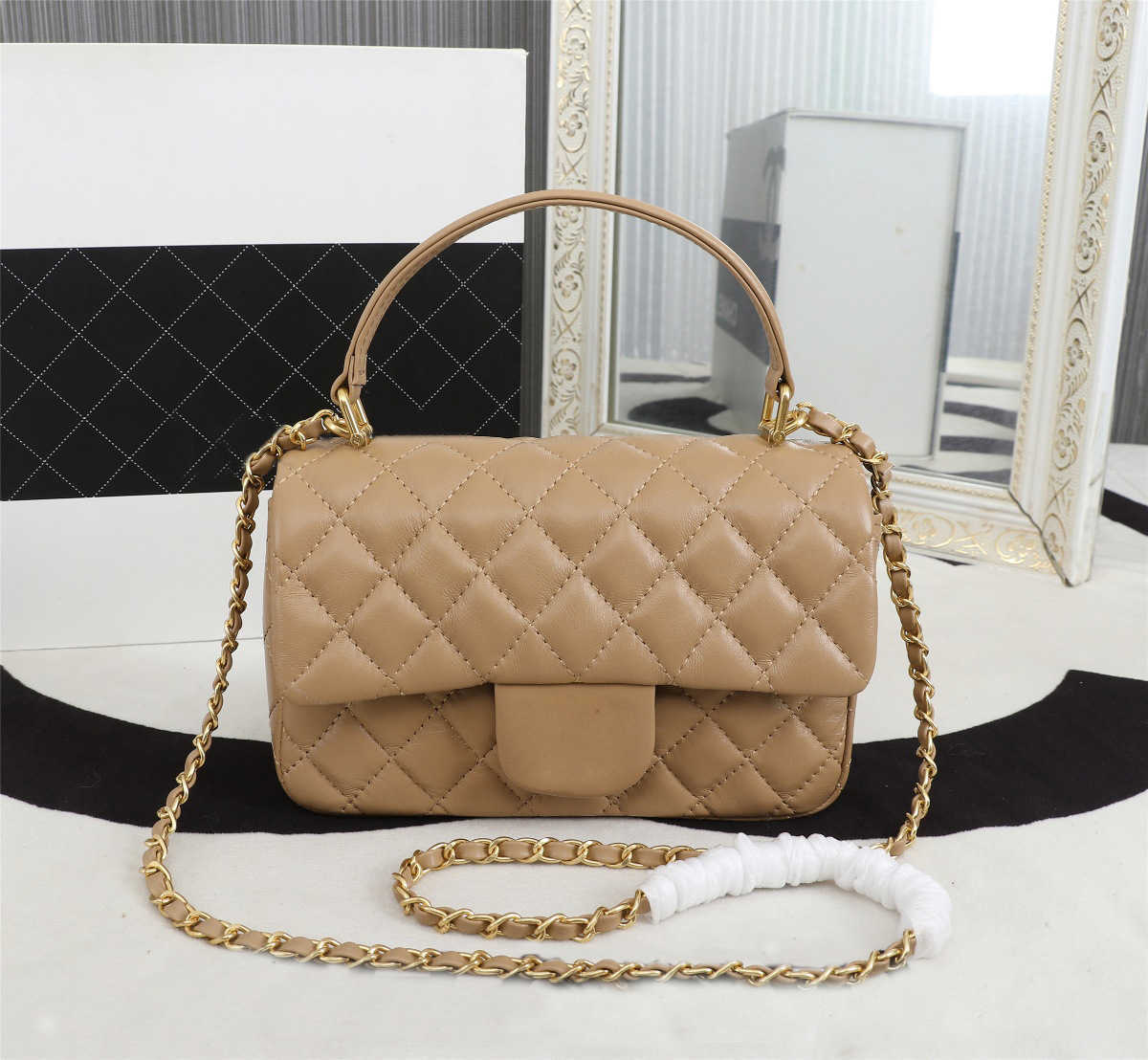 New leather and cowhide women's bag Portable Single Shoulder Messenger handBag flip bag diamond lattice bags, Make up the difference
New leather and cowhide women's bag Portable Single Shoulder Messenger handBag flip bag diamond lattice bags, Make up the difference
