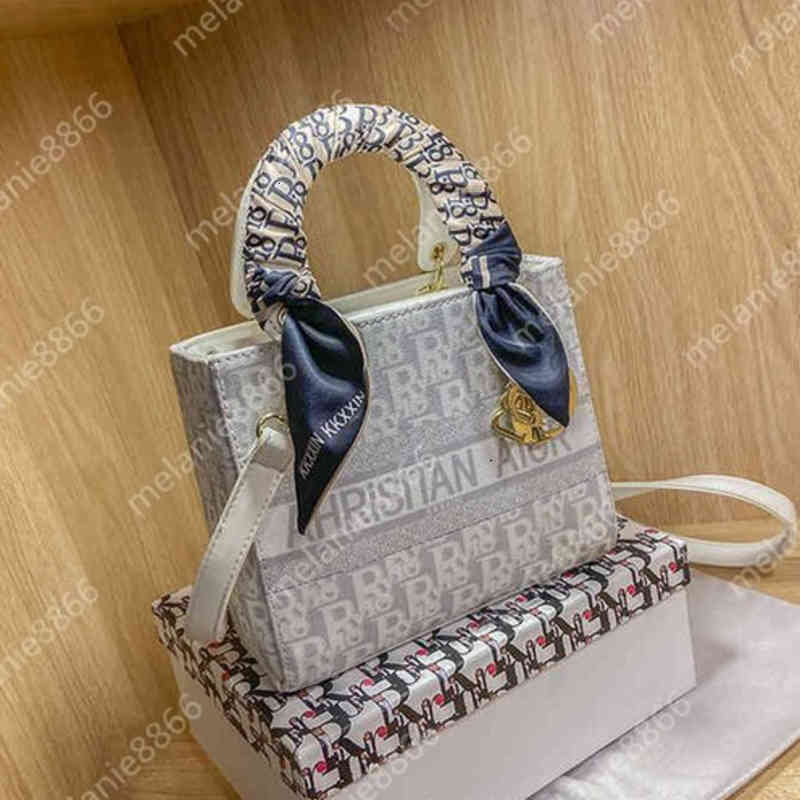 Fashion women Luxurys Crossbody bag famous classical designer Messenger lady handbags Canvas Portable Tote Style One Shoulder Small Square, Light gray
Fashion women Luxurys Crossbody bag famous classical designer Messenger lady handbags Canvas Portable Tote Style One Shoulder Small Square, Light gray