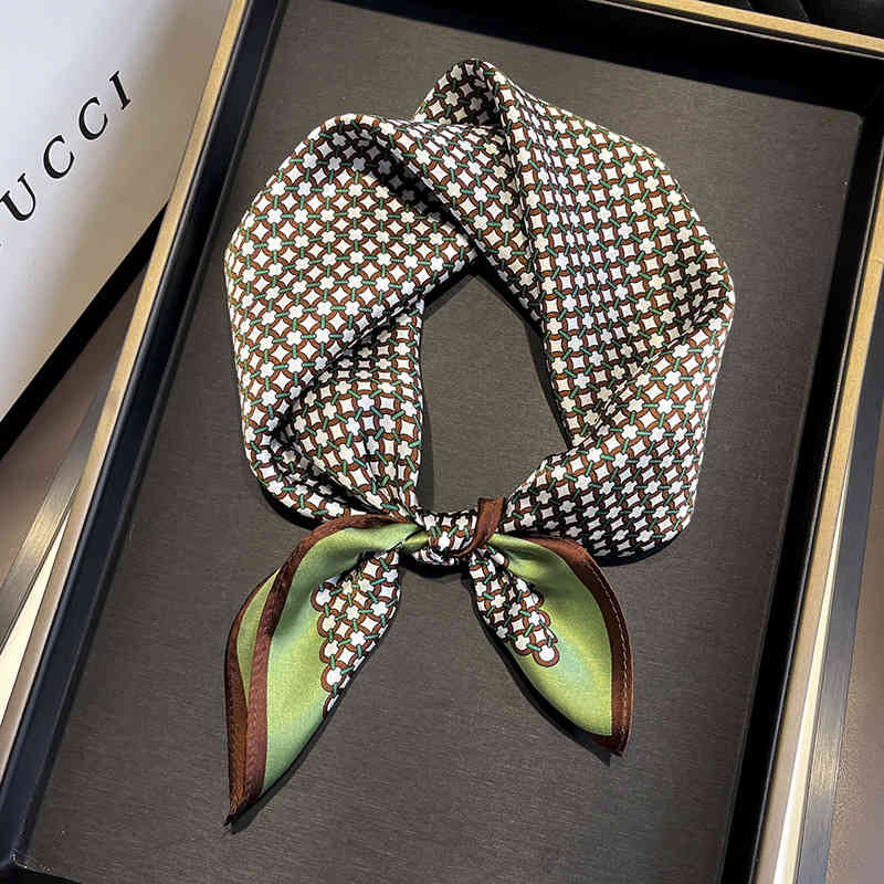 100% Silk 2022 Autumn Female Fashion Scarves Dustproof Kerchief Popular Sunscreen Square Towel Luxury Leopard Print Shawl
100% Silk 2022 Autumn Female Fashion Scarves Dustproof Kerchief Popular Sunscreen Square Towel Luxury Leopard Print Shawl