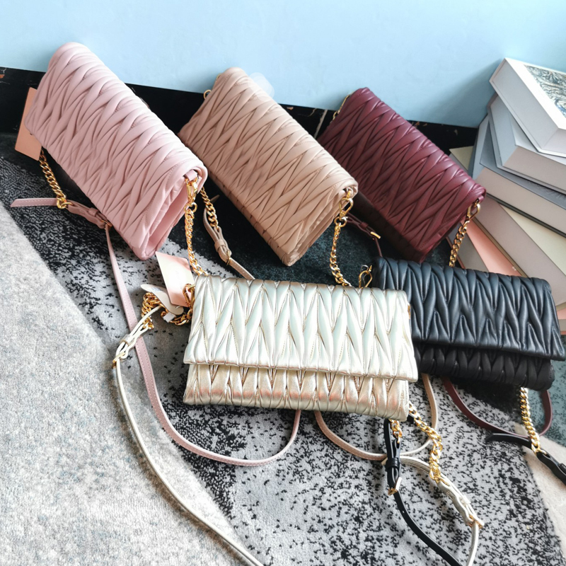 Lady Messenger Bags Fashion Soft Hot Sell New Pleated Plain Letter Hasp Sheepskin Shoulderbags Purses Handbags Crossbody With Box MIU002 Top High Quality BAG0001, Black
Lady Messenger Bags Fashion Soft Hot Sell New Pleated Plain Letter Hasp Sheepskin Shoulderbags Purses Handbags Crossbody With Box MIU002 Top High Quality BAG0001, Black