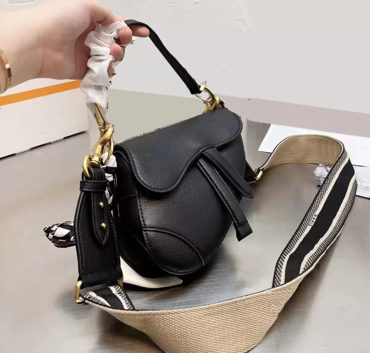 2023 Top Quality Luxury Designer Totes Shopping Bag For Woman Oblique Leather Embroidery Handbags Shoulder Bags ladies Fashion Banquet Cowboybag handbag 77, Box
2023 Top Quality Luxury Designer Totes Shopping Bag For Woman Oblique Leather Embroidery Handbags Shoulder Bags ladies Fashion Banquet Cowboybag handbag 77, Box