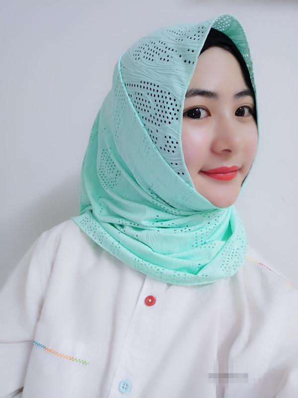 Scarves Women Solid Color Hollow Out Long Scarf Muslim Islamic Hijab Head Wraps Arab Shawls Female Warmer Neckerchiefs 170*60cm
Scarves Women Solid Color Hollow Out Long Scarf Muslim Islamic Hijab Head Wraps Arab Shawls Female Warmer Neckerchiefs 170*60cm