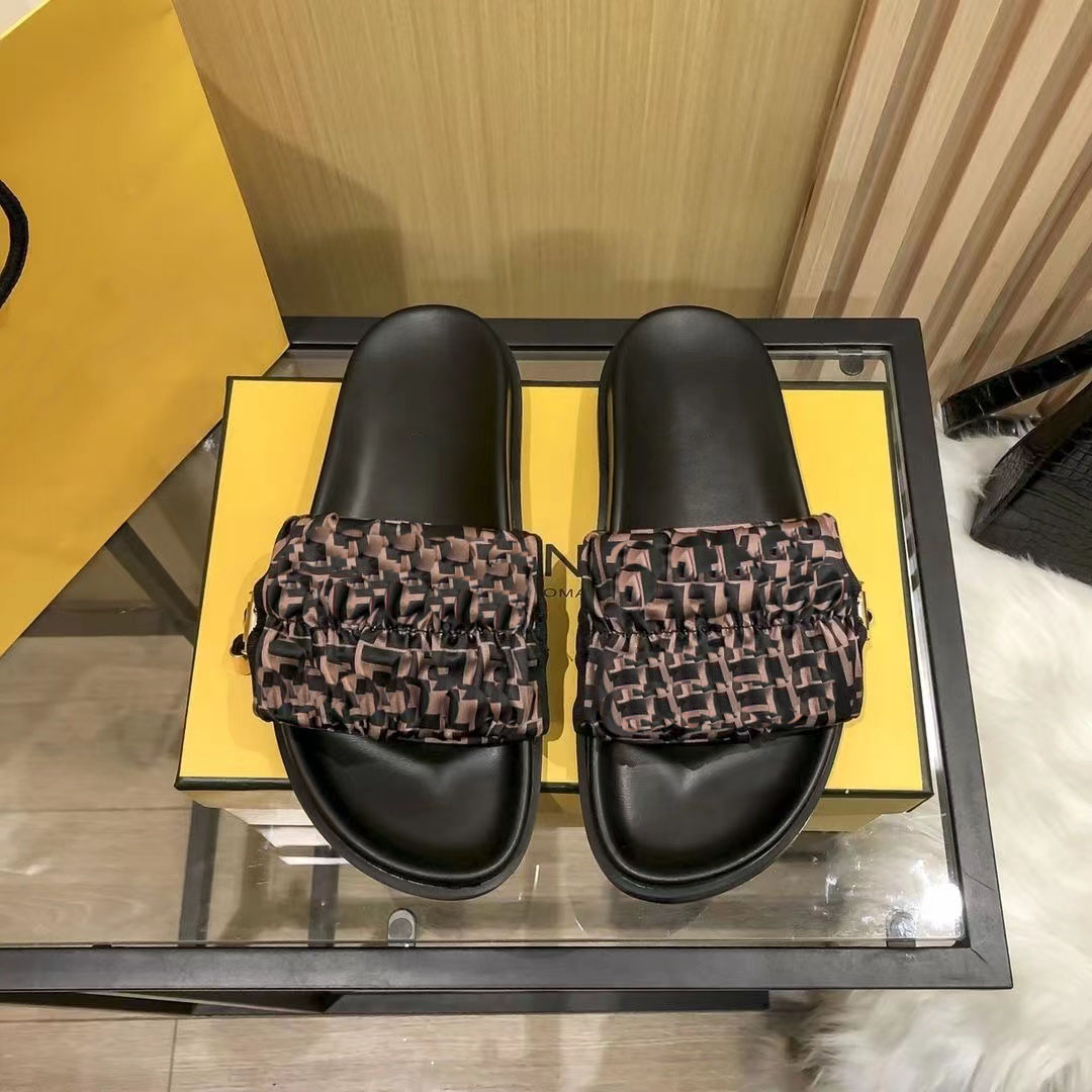 Top designer slippers Graphy pink black leather sandals wide cross LACES gold metal lettering size35-42
Top designer slippers Graphy pink black leather sandals wide cross LACES gold metal lettering size35-42