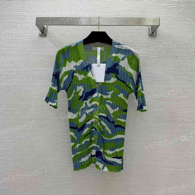 Luxury Womens Jackets Green Camo Metal Button V-Neck Knit Short Sleeve T-Shirts Tops Fashion Shirts Designer Women Knitting Jacket 0912
Luxury Womens Jackets Green Camo Metal Button V-Neck Knit Short Sleeve T-Shirts Tops Fashion Shirts Designer Women Knitting Jacket 0912