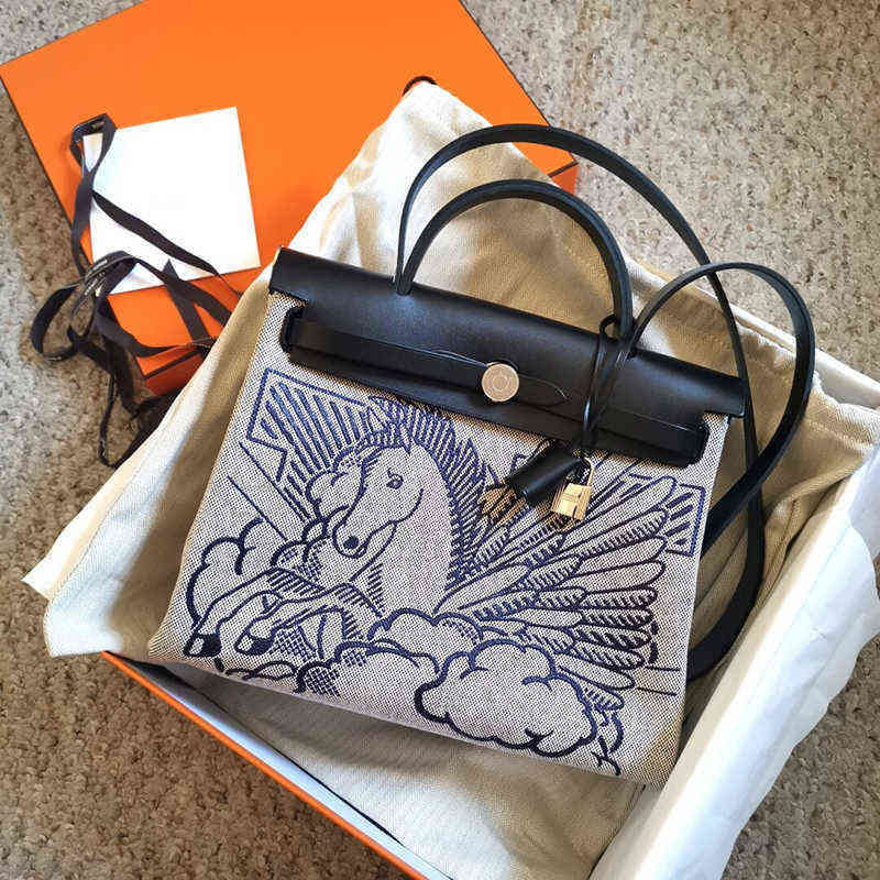 Herme Kelys 2022 h Herbag Pegasus Imported Cowhide Canvas Single Shoulder Diagonal Bag with Small Inner Liner Have Logo, Limited edition pop pegasus blue 
Herme Kelys 2022 h Herbag Pegasus Imported Cowhide Canvas Single Shoulder Diagonal Bag with Small Inner Liner Have Logo, Limited edition pop pegasus blue