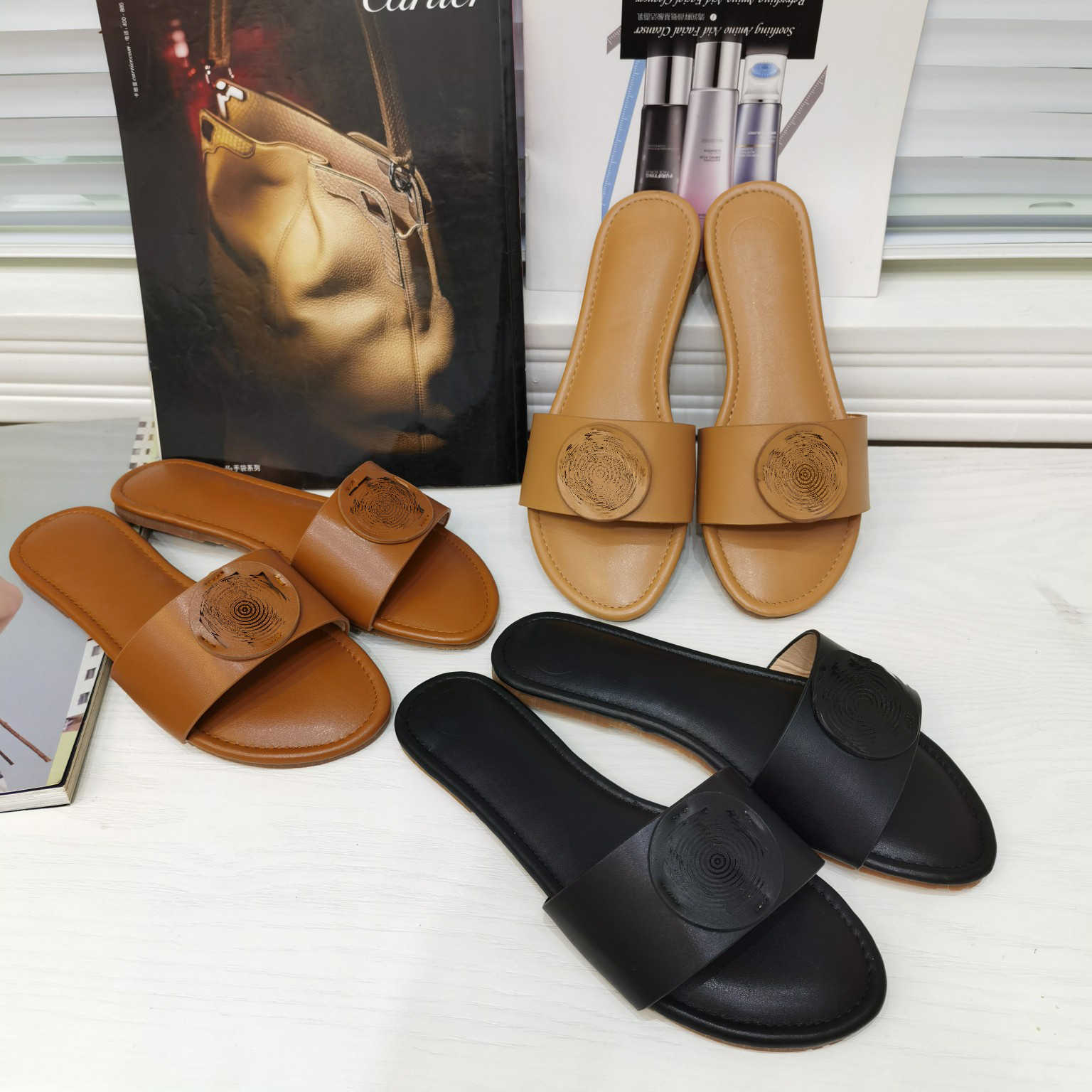 Luxurys Tb Women's Tories Slide Slippers Designers Sandals Leather Casual Flip Flops Flat Beach Shoes Brand Women Ladies Classic Black Brown Breathable Scuffs Shoes, Fill postage
Luxurys Tb Women's Tories Slide Slippers Designers Sandals Leather Casual Flip Flops Flat Beach Shoes Brand Women Ladies Classic Black Brown Breathable Scuffs Shoes, Fill postage