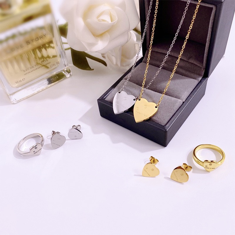 Designer Design Heart Necklace Female Stainless Steel Couple Gold Chain Pendant Hanging Neck Jewelry for Girlfriend Valentine's Day Gift
Designer Design Heart Necklace Female Stainless Steel Couple Gold Chain Pendant Hanging Neck Jewelry for Girlfriend Valentine's Day Gift