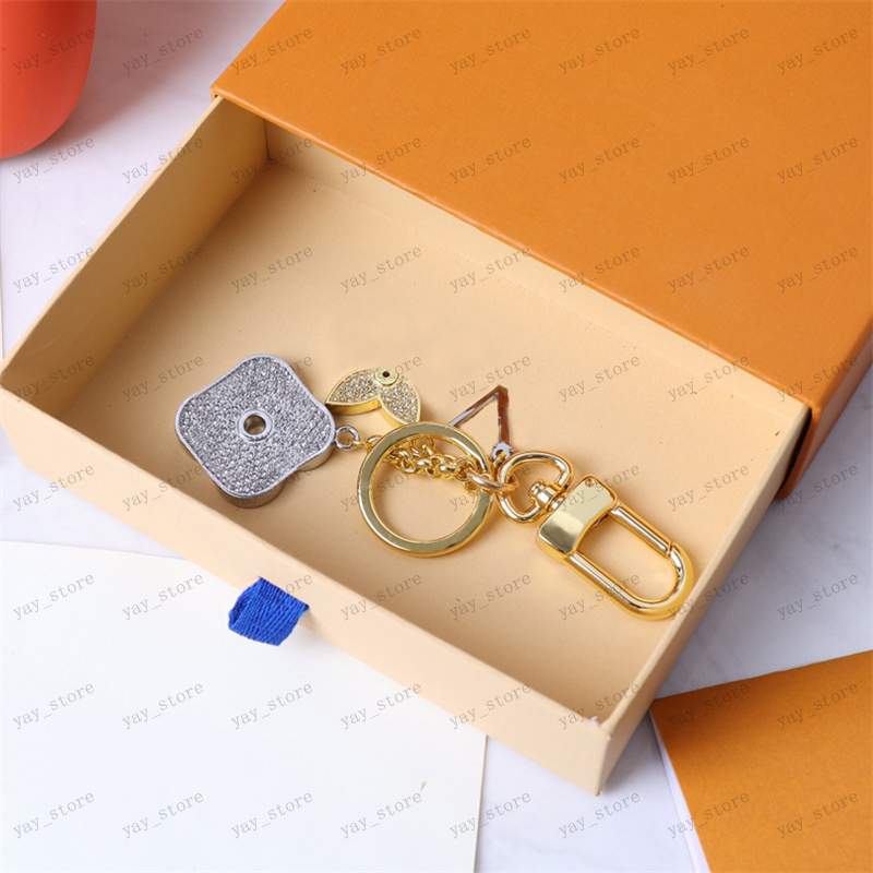 Luxury Designer Keychain Fashion Classic Brand Lover Car Key Buckle Letter Design Handmade Gold Keychains Mens Womens Jewelry Bag Pendant
Luxury Designer Keychain Fashion Classic Brand Lover Car Key Buckle Letter Design Handmade Gold Keychains Mens Womens Jewelry Bag Pendant