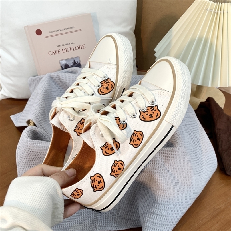 Sepatu Kanvas Wanita Musim Panas Gaya Korea Nyaman Putih Siswa Jalanan Menembak Kasual Trendi Papan 220611, White
Sepatu Kanvas Wanita Musim Panas Gaya Korea Nyaman Putih Siswa Jalanan Menembak Kasual Trendi Papan 220611, White