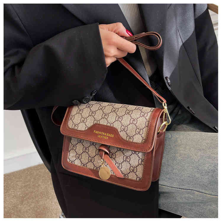 Bag female new letter versatile armpit bag high sense sling one Shoulder Messenger small square bag, Coffee
Bag female new letter versatile armpit bag high sense sling one Shoulder Messenger small square bag, Coffee