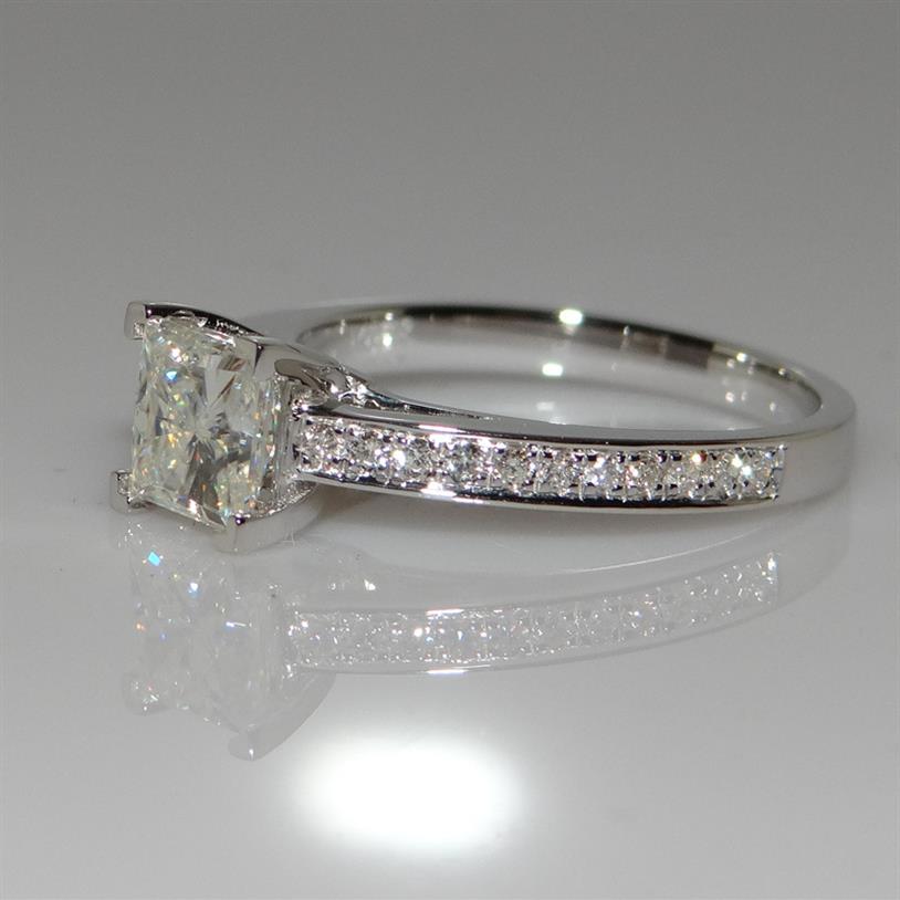 18k white gold princess diamond ring four-claw square diamond ring female models wedding simple ring retail whole222m
18k white gold princess diamond ring four-claw square diamond ring female models wedding simple ring retail whole222m