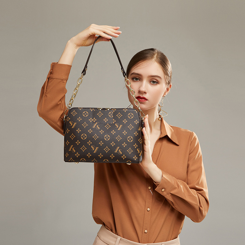 Genuine Leather One-Shoulder Bags Women Bags Trendy Large-Capacity Portable Female Fashion Totes Messenger Bag Large capacity handbag Small 8916, Deep brown
Genuine Leather One-Shoulder Bags Women Bags Trendy Large-Capacity Portable Female Fashion Totes Messenger Bag Large capacity handbag Small 8916, Deep brown