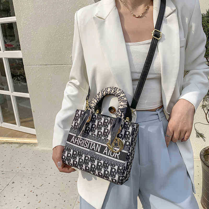 Beibei Shangpin 2021 new fashion trend canvas letter Diana bag portable one shoulder slant across women's bag EXTS, Beige
Beibei Shangpin 2021 new fashion trend canvas letter Diana bag portable one shoulder slant across women's bag EXTS, Beige